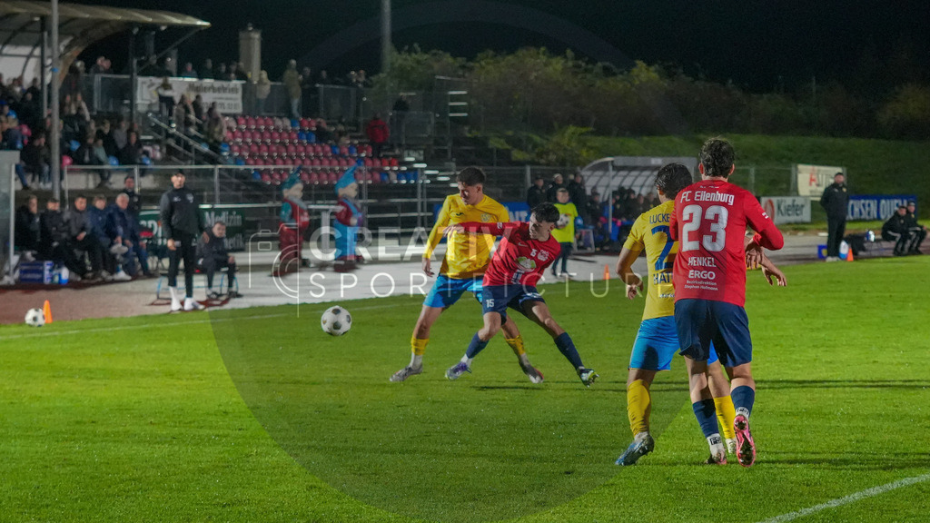 Fußball, Herren, Saison 2025/2026, Regionalliga Nordost, 12. Spieltag, FC Eilenburg vs. FSV 63 Luckenwalde, Freitag 17.10.2025, Ilburgstadion Eilenburg, | Fußball, Herren, Saison 2025/2026, Regionalliga Nordost, 12. Spieltag, FC Eilenburg vs. FSV 63 Luckenwalde, Freitag 17.10.2025, Ilburgstadion Eilenburg, Im Bild: Mike Bachmann (l. Luckenwalde) und William Kallenbach (r. Eilenburg) - Realisiert mit Pictrs.com