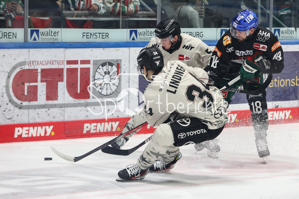 Augsburger Panther - Kölner Haie  | Elias LINDNER (KEC #34) und Robn Van CALSTER (KEC #5) Im Duell mit Zachery MITCHELL (AEV #18)