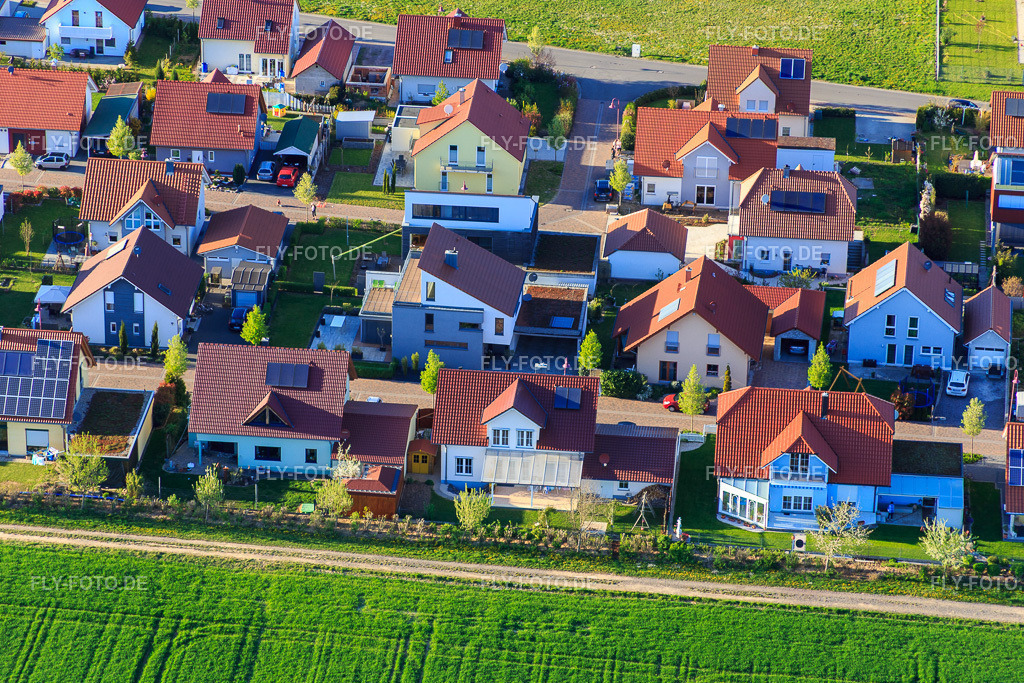 Ahornweg | Luftbild: Ahornweg in Steinweiler im Bundesland Rheinland-Pfalz in Deutschland. Foto: IMG_077388.jpg vom 21.04.2015 durch Werner Riehm/FLY-FOTO.de - Realisiert mit Pictrs.com
