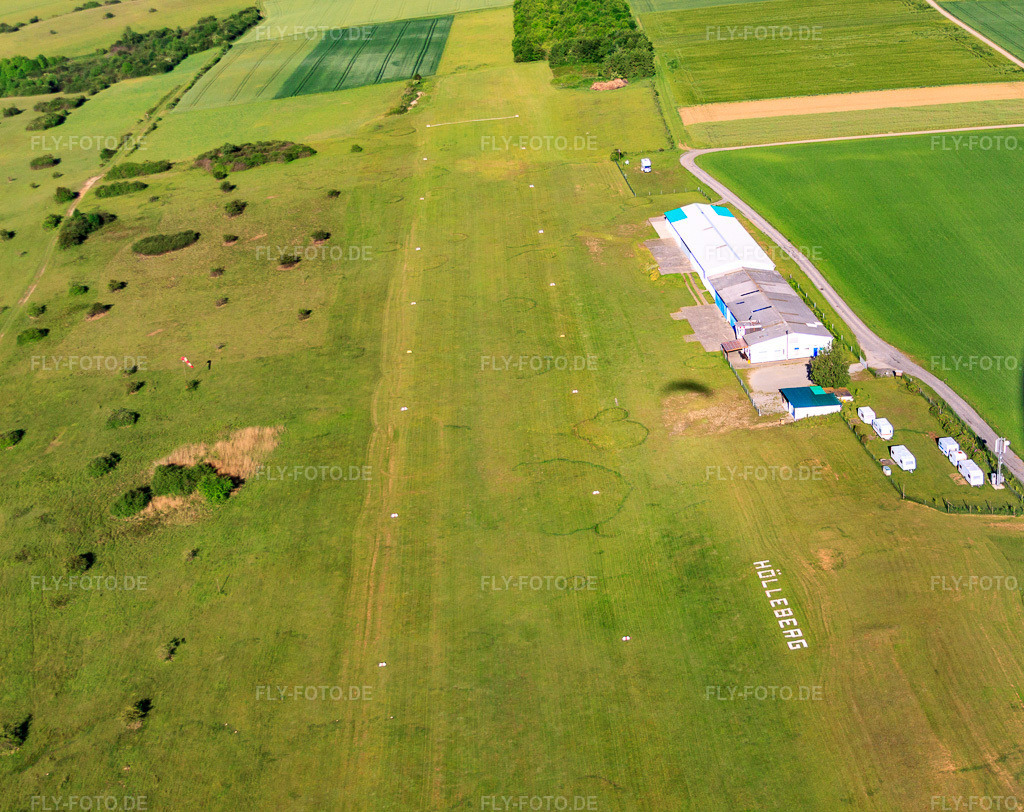 Luftbild: Flugplatz Hölleberg (EDVL) im Ortsteil Langenthal in Trendelburg im Bundesland Hessen in Deutschland. – Foto: IMG_65642.jpg vom 25.05.2014 durch Werner Riehm/FLY-FOTO.de – Auflösung des Originals: 3995 x 3168 px – EDVL - Flugplatz Hölleberg