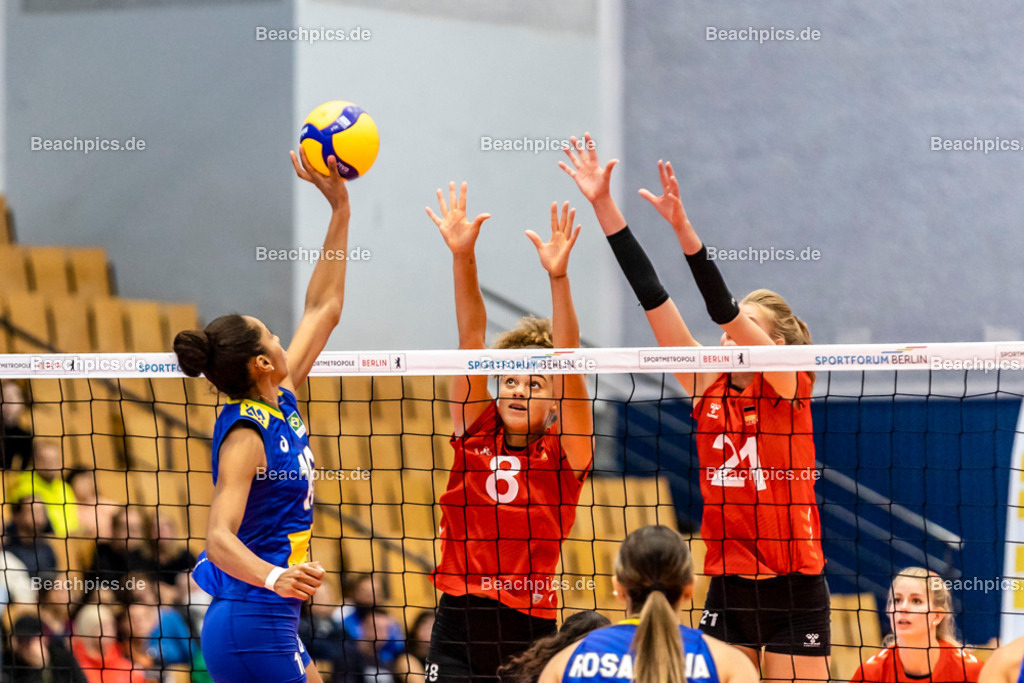 2022-00063325-Testspiel-Deutschland-Brasilien | Angriff Kiss NASCIMENTO #16 BRA gegen Block Kimberly DREWNIOK #8 (Diagonal) GER und Camilla WEITZEL #21 (Mittelblock) GER, 17.09.2022; Berlin Foto: Gerold Rebsch - www.beachpics.de
