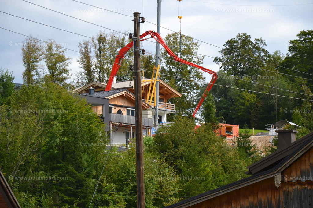 Autobetonpumpe  | Roter Ausleger, Mast einer Betonpumpe