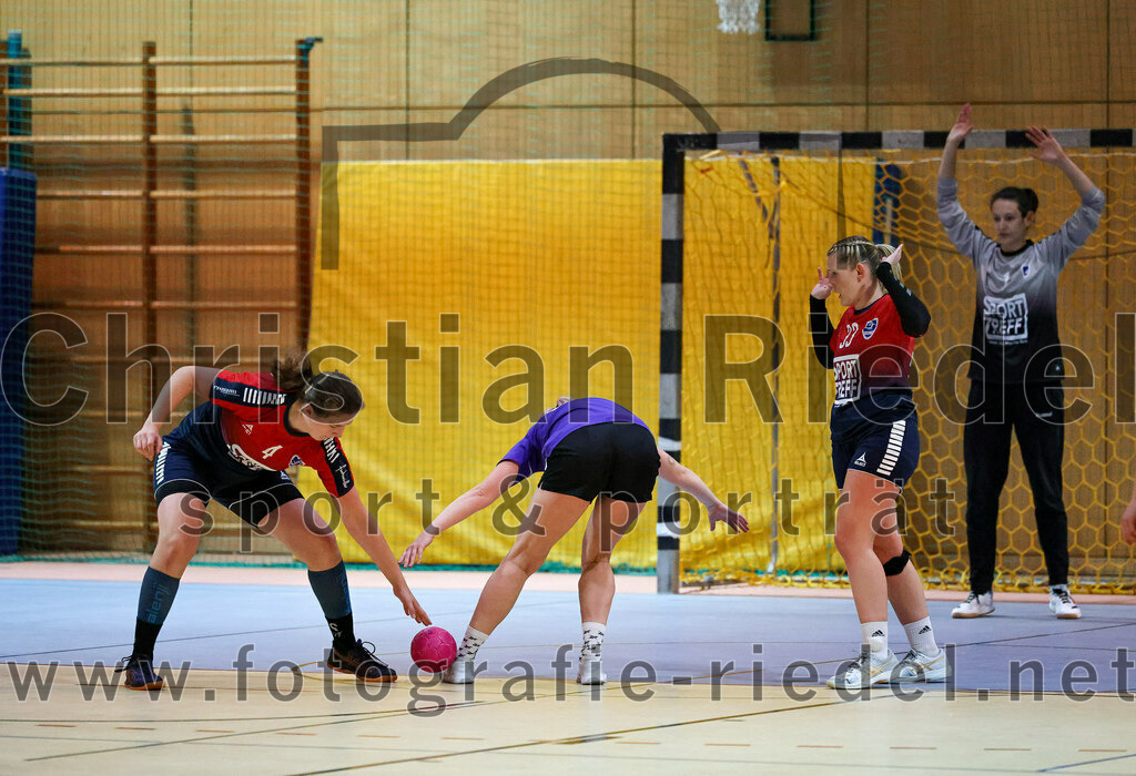 2022-11-19_102_SpVgg_Altenerding_gegen_HC_Donau-Paar | Erding, Deutschland, 19.11.2022:
Handball, Bezirksoberliga Frauen Altbayern 2022 / 2023, 5. Spieltag, SpVgg Altenerding gegen HC Donau/Paar, Endergebnis: 22:33

Simone Jens (HC Donau/Paar, #4), Lisa Günther (HC Donau/Paar, #33), Katharina Reisch (HC Donau/Paar, #1)

Foto: Christian Riedel / fotografie-riedel.net
