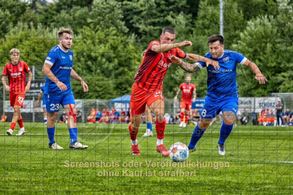 20250706_160854_1389-Bearbeitet | #,TSG Salach (blau) vs. 1.FC Heidenheim (rot), Fußball, Freundschaftsspiel - WfV, Saison 2025/2026, Rasensportplatz, Staufenecker Str. 41, 73084 Salach, 06.07.2025 - 15:30 Uhr,Foto: PhotoPeet-Sportfotografie/Peter Harich