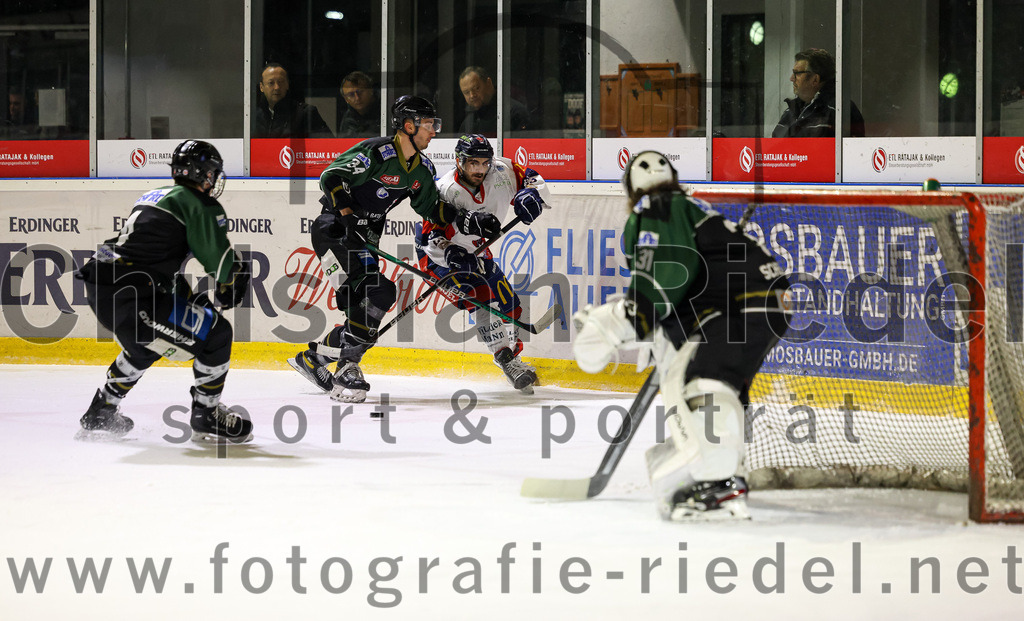 2023-01-13_076_TSV_Erding_gegen_VfE_Ulm-Neu-Ulm | Erding, Deutschland, 13.01.2023:
Eishockey, Bayernliga 2022 / 2023, 27. Spieltag, TSV Erding gegen VfE Ulm/Neu-Ulm, Endergebnis: 6:1

Simon Franz (Erding Gladiators, #4), Bastian Cramer (Erding Gladiators, #34), Torwart Christoph Schedlbauer (Erding Gladiators, #31)

Foto: Christian Riedel / fotografie-riedel.net