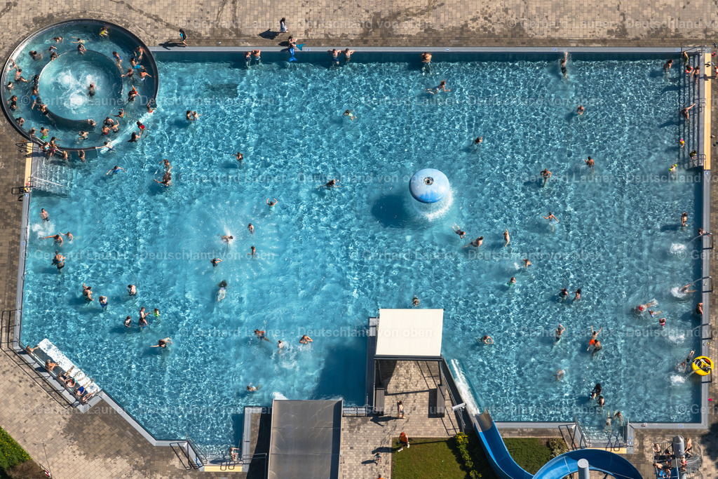 4045998 | ERFURT 14.06.2021 Schwimmbecken des Freibades " Nordbad " Im Nordpark in Erfurt im Bundesland Thüringen, Deutschland. Weiterführende Informationen bei: SWE Stadtwerke Erfurt GmbH. // Swimming pool of the " Nordbad " Im Nordpark in Erfurt in the state Thuringia, Germany. Further information at: SWE Stadtwerke Erfurt GmbH. Foto: Gerhard Launer