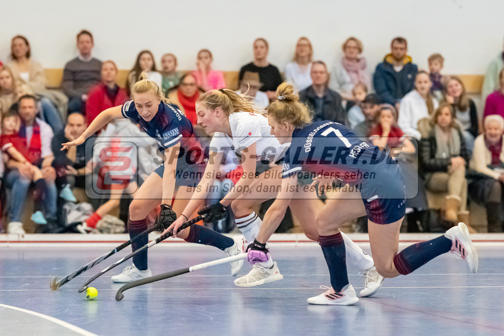 HK_20230107_102149 | 1. Bundesliga ( Halle ) Damen Düsseldorfer HC -  Crefelder HTC am 7.1.2023 Düsseldorfer HC, Düsseldorf , Rosser Mia ( Crefelder HTC #18 ) , Emma-Sophie Hessler ( Düsseldorfer HC #7 ) , Sara Strauss ( Düsseldorfer HC #11 )