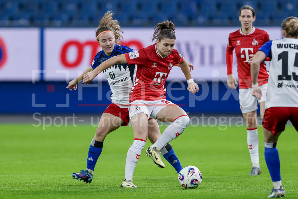 Fussball, Google Pixel Frauen-Bundesliga, Hamburger SV - 1. FC Köln | v.li.: Melanie Brunnthaler (Hamburger SV, 11) und Martyna Wiankowska (1. FC Köln, 26) im Zweikampf, Duell, Dynamik, Aktion, Action, Spielszene, DIE DFB-RICHTLINIEN UNTERSAGEN JEGLICHE NUTZUNG VON FOTOS ALS SEQUENZBILDER UND/ODER VIDEOÄHNLICHE FOTOSTRECKEN. DFB REGULATIONS PROHIBIT ANY USE OF PHOTOGRAPHS AS IMAGE SEQUENCES AND/OR QUASI-VIDEO.
