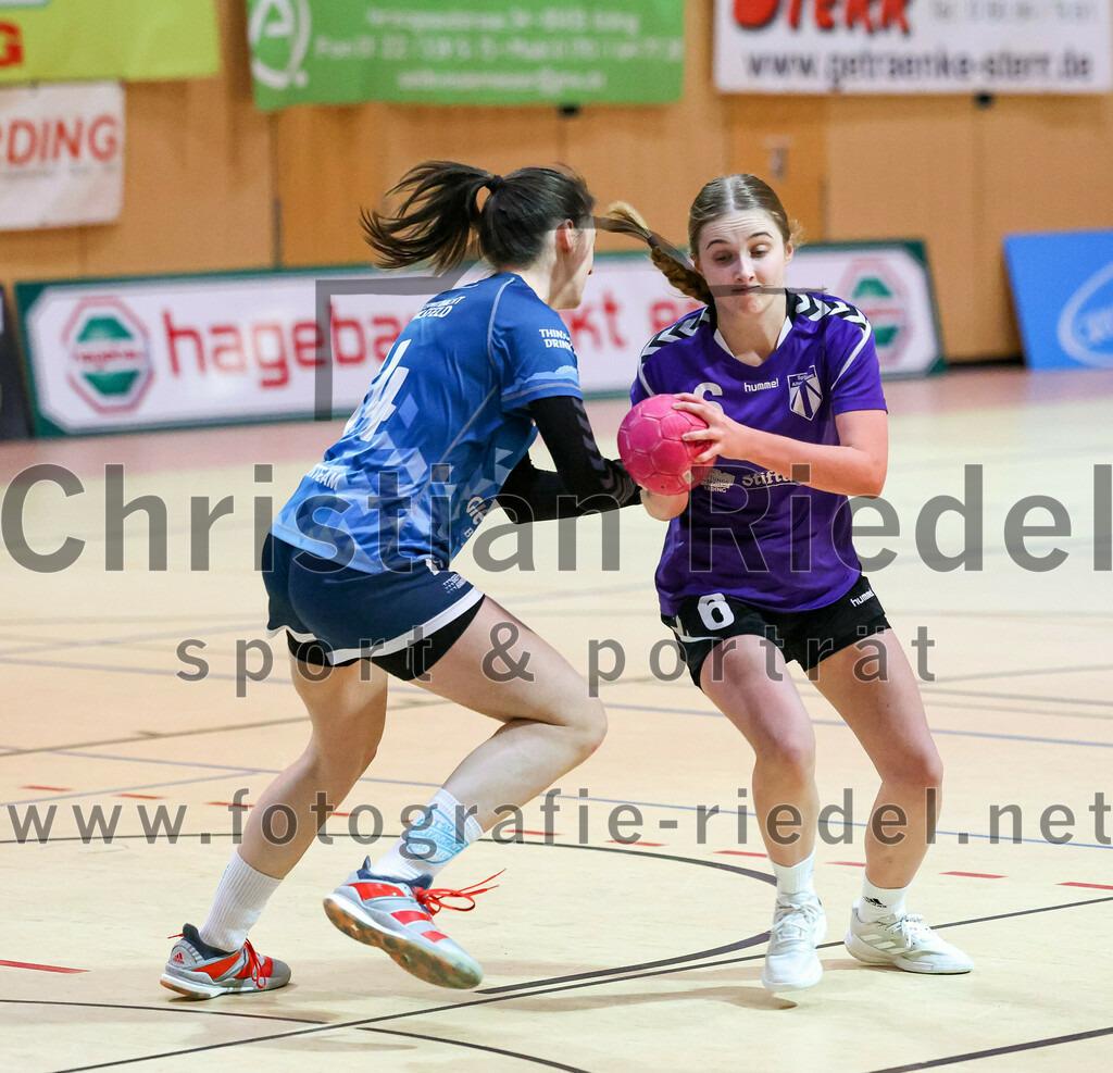 2023-01-21_053_SpVgg_Altenerding_gegen_TSV_Karlsfeld | Erding, Deutschland, 21.01.2023:
Handball, Bezirksoberliga Frauen Altbayern 2022 / 2023, 8. Spieltag, SpVgg Altenerding gegen TSV Karlsfeld, Endergebnis: 28:24

Laura Weiss (TSV Eintracht Karlsfeld, #14), Marlene Mittermeier (SpVgg Altenerding, #6)

Foto: Christian Riedel / fotografie-riedel.net