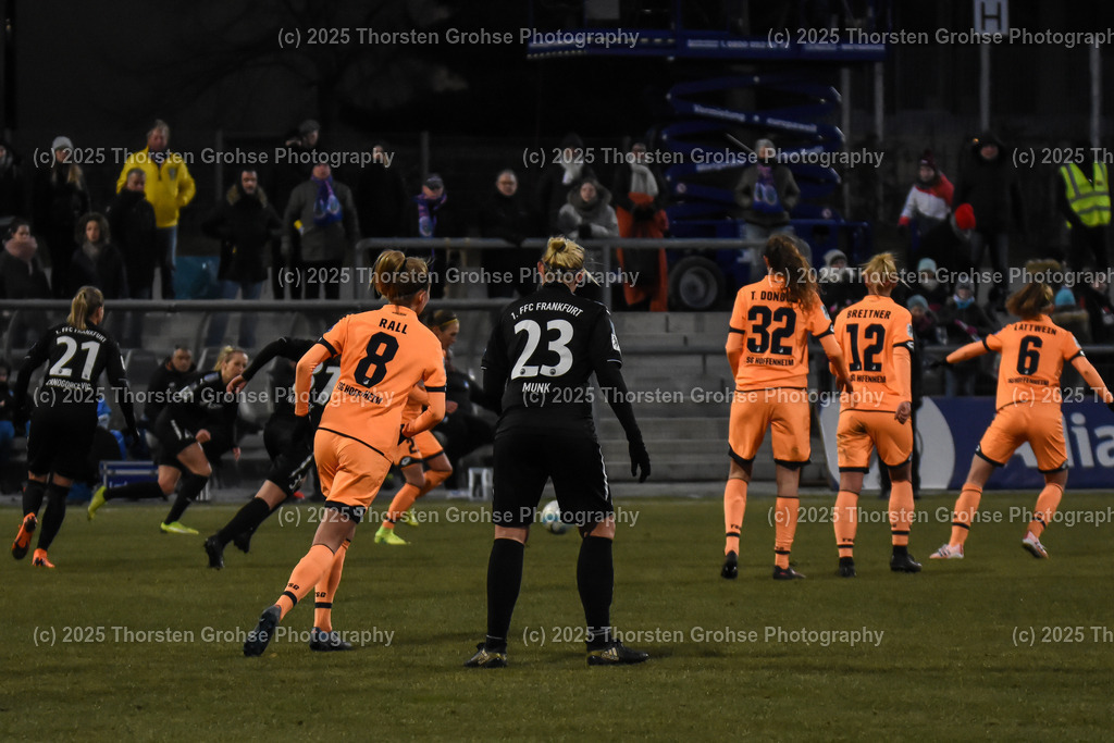 Fussball-BL Frauen 1. FFC Frankfurt vs. TSG 1899 Hoffenheim | (1.FFC Frankfurt) in Schwarz, (TSG 1899 Hoffenheim) in Orange; Fussball-BL Frauen 1. FFC Frankfurt vs. TSG 1899 Hoffenheim, Fussball-Bundesliga Frauen am 24.02.2018 im Stadion am Brentanobad in Frankfurt/Main, (Deutschland) - Realisiert mit Pictrs.com