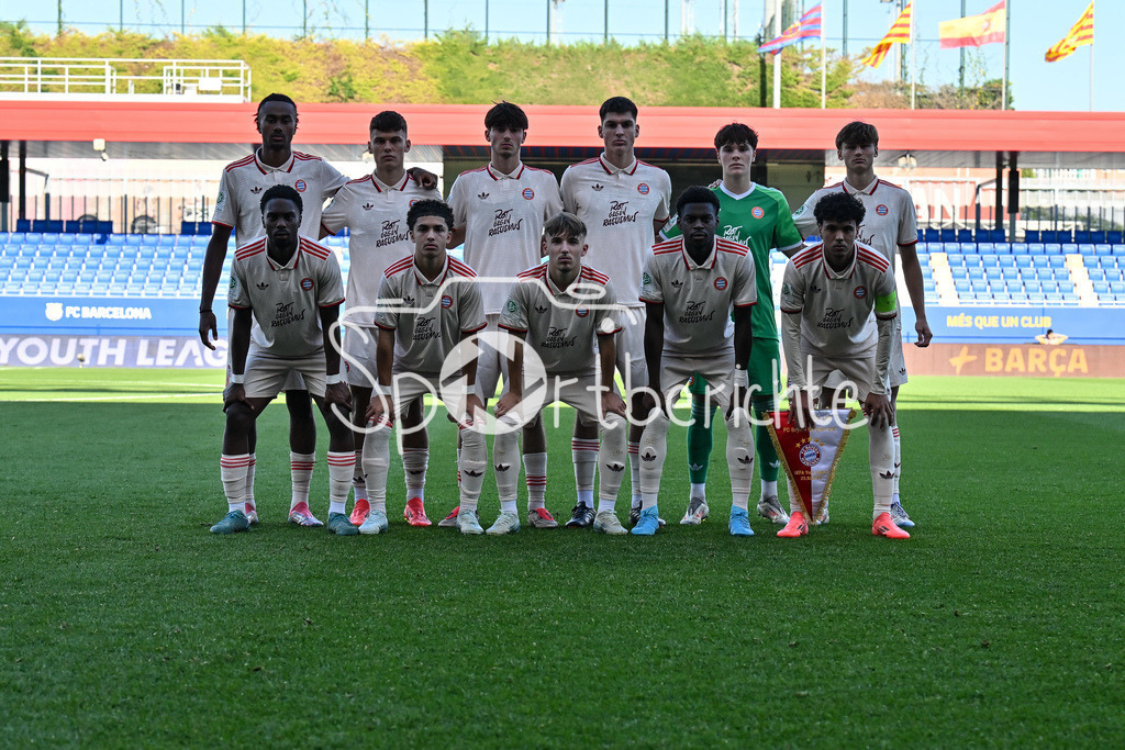 FC Barcelona U19 - FC Bayern München U19 | Das Team der FC Bayern U19 vor der Partie in Barcelona / Mannschaftsfoto / Teamfoto / UEFA Youth League: FC Barcelona U19 - FC Bayern München U19, Estadi Johan Cruyff am am 23.10.2024