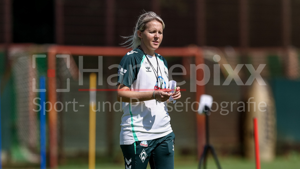 Fussball, Google Pixel Frauen-Bundesliga, Training SV Werder Bremen | Friederike Kromp (Fritzy Kromp, Trainerin, Cheftrainerin, SV Werder Bremen) Portrait, Nahaufnahme, Einzelfoto, Einzelbild