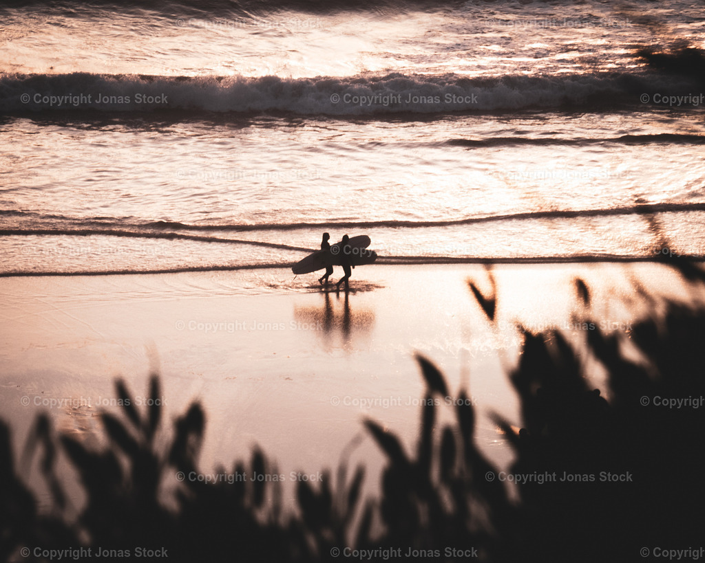 Sunset Vibes | Surfers making their way home from the beach.  - Realisiert mit Pictrs.com
