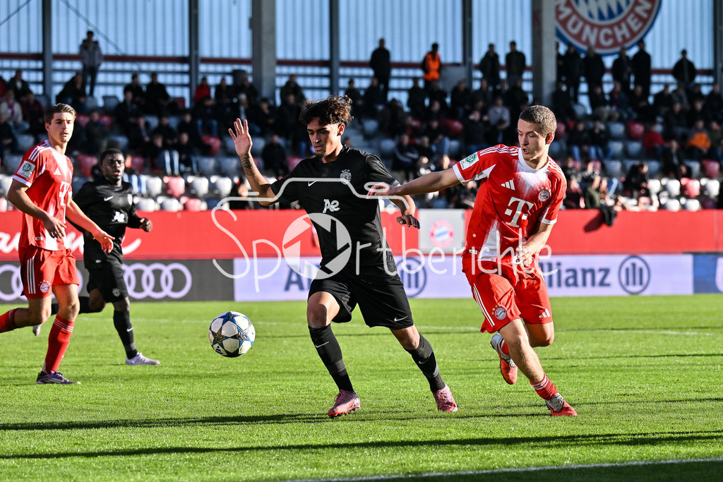FC Bayern München U19 - Sporting Lissabon U19 | MUNICH, GERMANY - 09. DECEMBER: im Duell Gabriel SILVA (Sporting CP U19 9) und Yll GASHI (FC Bayern München U19 9) während dem Match zwischen der U19 des FC Bayern München und der U19 von Sporting Lissabon am 6. Spieltag der UEFA Youth League Ligaphase am FC Bayern Campus
