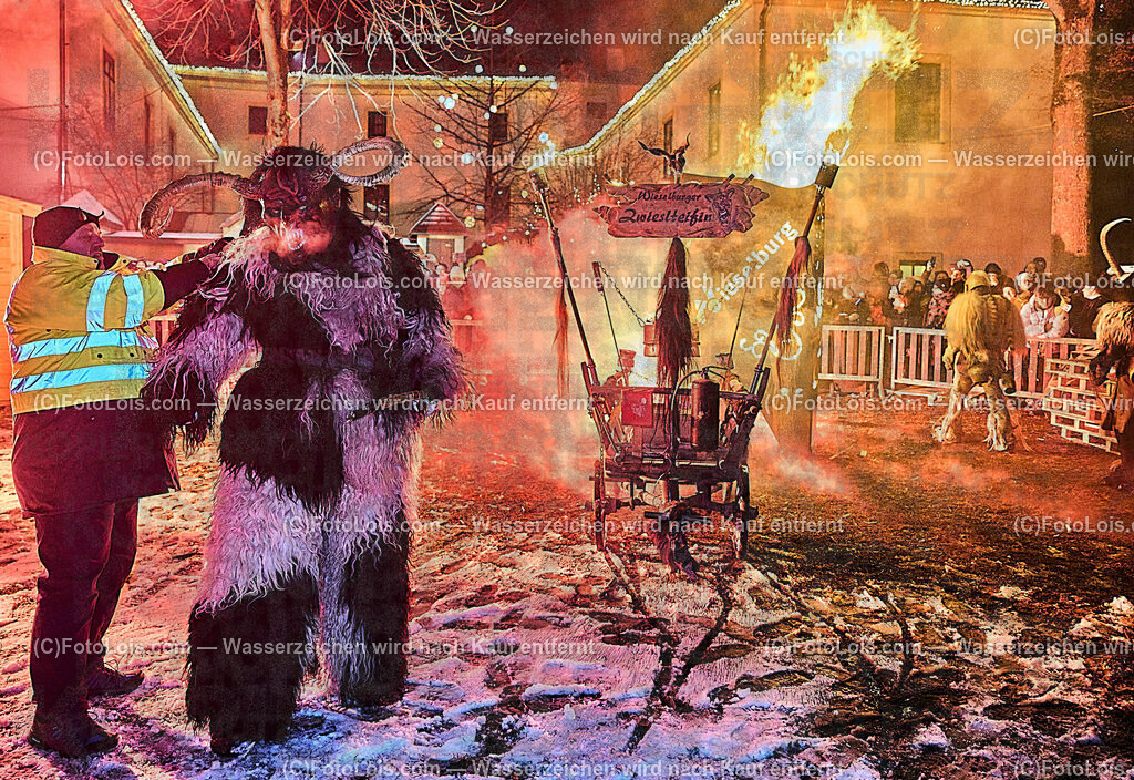 ALP9641_Wieselburger ADVENT_Wintersonnenwende_Perchtenlauf | (C)FotoLois.com, Alois Spandl, Wieselburger Advent, Wintersonnenwendfeier mit Umzug durch die Stadt, Sonnenwendfeuer und Perchtenlauf mit Show im Schlosspark, Mitwirkung der Partnergemeinde EINBECK, Sa 17. Dezmber 2022.
