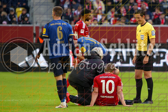 10.04.2026, GER, Fussball, Herren, 2. BL, Saison 2025/2026, Fortuna Düsseldorf - Holstein Kiel | Christian Rasmussen (Fortuna Düsseldorf) liegt verletzt am Boden 