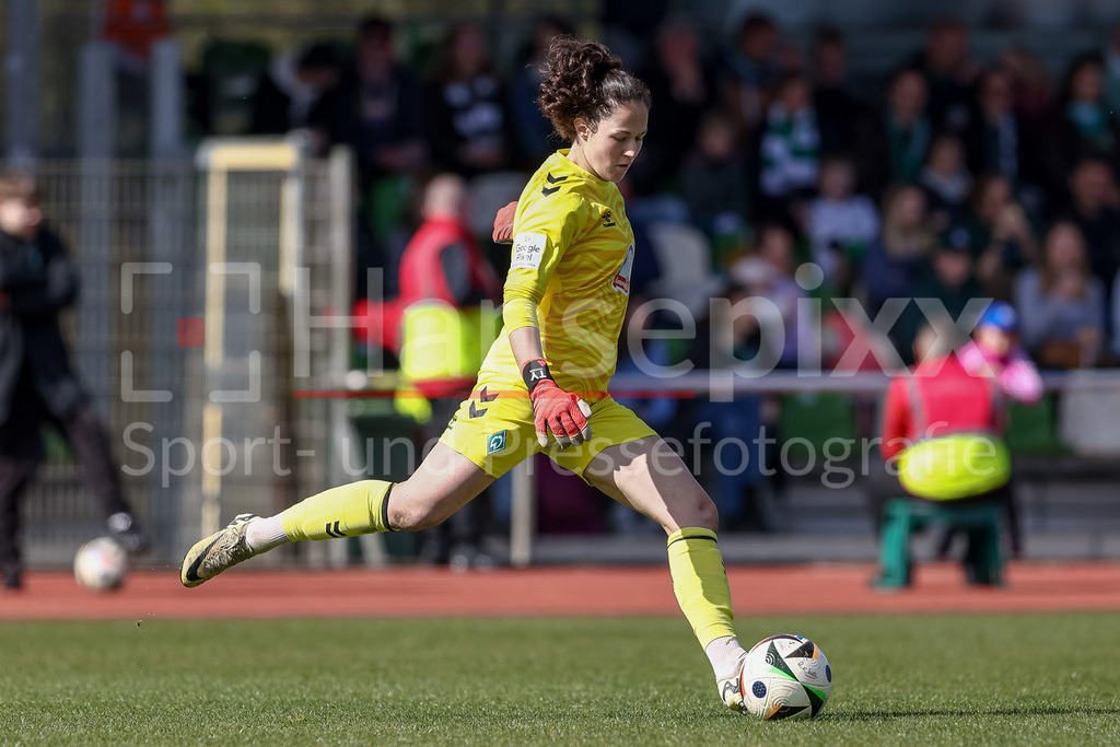 Fussball, Google Pixel Frauen-Bundesliga, SV Werder Bremen - Eintracht Frankfurt | v.li.: Livia Peng (Torhüterin, Torwart, SV Werder Bremen, 1) am Ball, Freisteller, Einzelbild, Ganzkörper, Aktion, Action, Spielszene, DIE DFB-RICHTLINIEN UNTERSAGEN JEGLICHE NUTZUNG VON FOTOS ALS SEQUENZBILDER UND/ODER VIDEOÄHNLICHE FOTOSTRECKEN. DFB REGULATIONS PROHIBIT ANY USE OF PHOTOGRAPHS AS IMAGE SEQUENCES AND/OR QUASI-VIDEO.