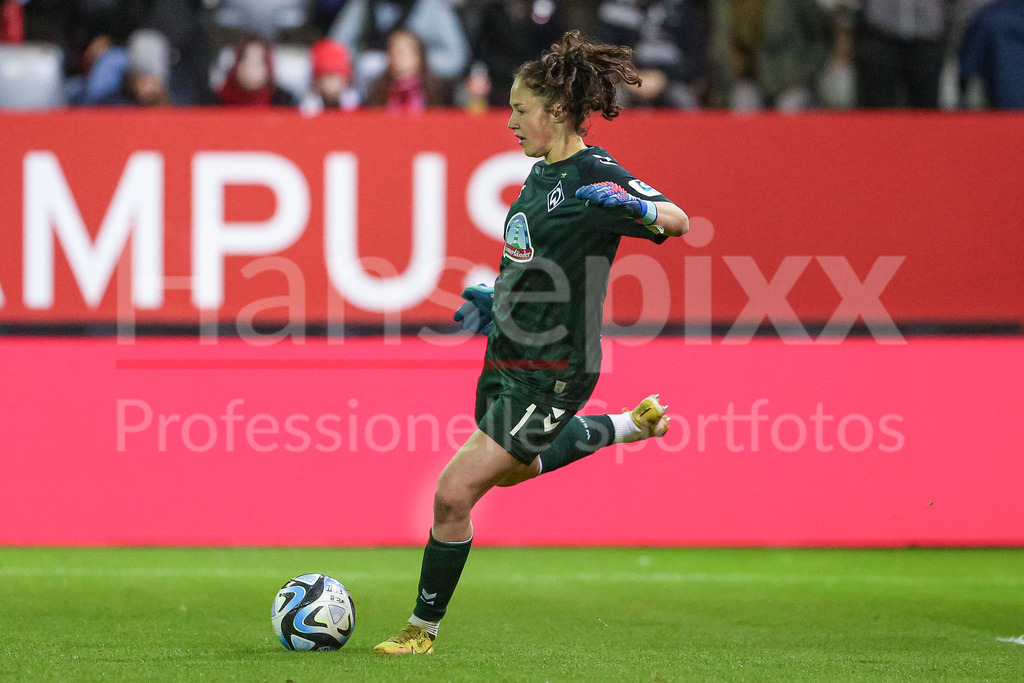 Fussball, Google Pixel Frauen-Bundesliga, FC Bayern München - SV Werder Bremen | v.li.: Livia Peng (Torhüterin, Torwart, SV Werder Bremen, 1) am Ball, Freisteller, Einzelbild, Ganzkörper, Aktion, Action, Spielszene, DIE DFB-RICHTLINIEN UNTERSAGEN JEGLICHE NUTZUNG VON FOTOS ALS SEQUENZBILDER UND/ODER VIDEOÄHNLICHE FOTOSTRECKEN. DFB REGULATIONS PROHIBIT ANY USE OF PHOTOGRAPHS AS IMAGE SEQUENCES AND/OR QUASI-VIDEO.
