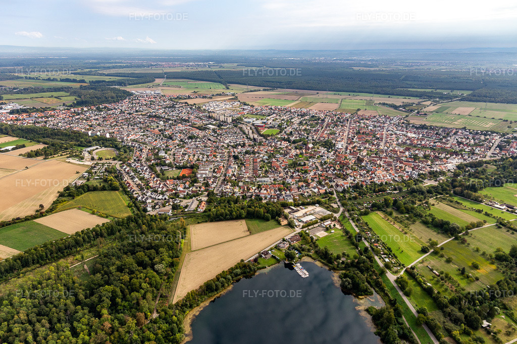 Luftbild: Marina - Hafenbereich am Ufer des Linkenheimer Baggersees mit Segel Club Linkenheim e.V. und Surfclub Linkenheim im Ortsteil Linkenheim in Linkenheim-Hochstetten im Bundesland Baden-Württemberg in Deutschland. Foto: IMG_122923.jpg vom 11.09.2020 durch Werner Riehm/FLY-FOTO.de