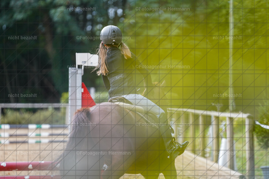 20231008-SN_01085 | Professionelle Turnier- und Reitsportfotografie - mit dem Finger am Auslöser. Pferdebilder aus dem Reitsport von den Turnierfotografen  Bayern , Pferdefotograf Bayern, Pferdeshooting Turnierbilder, Hochzeitsfotograf, Eventfotograf, Hochzeitsbilder