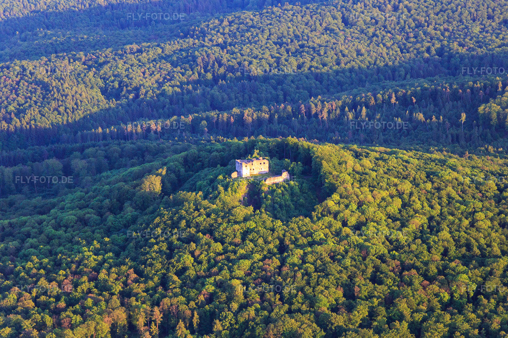 Luftbild: Burgruine Bramberg im Ortsteil Hohnhausen in Burgpreppach im Bundesland Bayern in Deutschland. Foto: IMG_100183.jpg vom 26.05.2017 durch Werner Riehm/FLY-FOTO.deBurg Bramberg