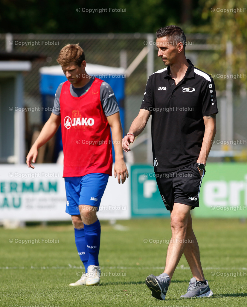A_LUI_2608023_02 | SPORT,FUSSBALL,LT1 OOELIGA ASKOE OEDT-SPG FRIEDBURG/POENDORF 26.08.2023 IM BID: TRAINER ERNST OEBSTER  (FRIEDBURG) FOTO:FOTOLUI
