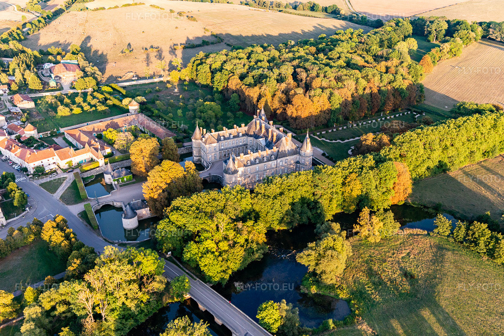 Vue aérienne: Bâtiments et installations du parc du château à douves du château d'Haroué à Haroue à Haroué dans le département Meurthe et Moselle, France. Photo: IMG_117918.jpg prise le 14/09/2019 par Werner Riehm/FLY-FOTO.eu – Résolution de l'original: 5472 x 3648 px