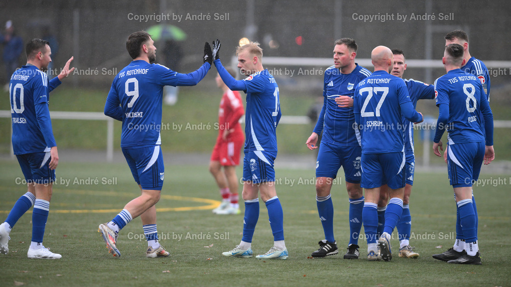 TuS Rotenhof vs SpVg. Eidertal Molfsee | Jubel beim TuS Rotenhof über das 1-0 durch Mats Henke (Rotenhof #17 mitte) // Fußball-Oberliga Männer 2024/2025 / TuS Rotenhof vs SpVg. Eidertal Molfsee / Kunstrasenplatz TuS Rotenhof / Rendsburg, Fockbeker Chaussee 241 / 07.12.24 - Realisiert mit Pictrs.com