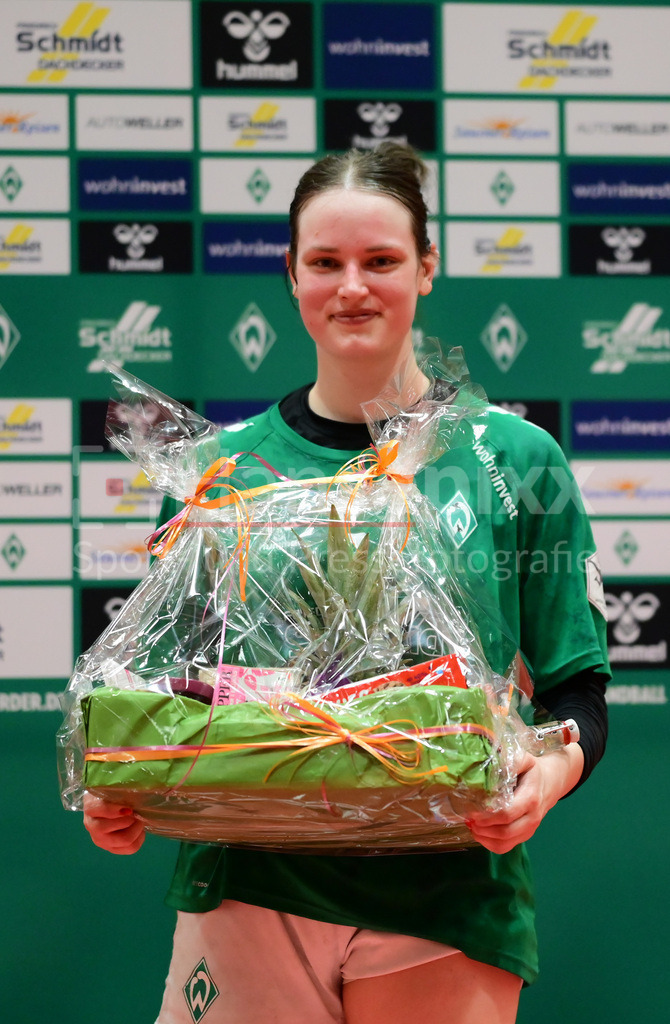 Handball, 2. Bundesliga Frauen, SV Werder Bremen - VfL Waiblingen | v.li.: Alina Defayay (SV Werder Bremen, 57) bei der Auszeichnung der Werder-Spielerin des Spiels