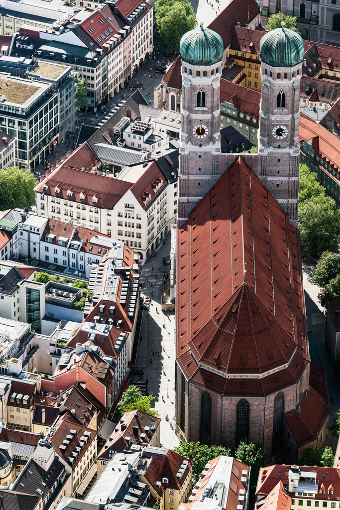 dr__dsc9132.jpg | MüNCHEN 07.05.2018 Frauenkirche im Altstadt- Zentrum von München im Bundesland Bayern. Der dreischiffige spätgotische Backsteinbau ist ein bedeutendes Wahrzeichen der Landeshauptstadt. Der Dom zu Unserer Lieben Frau ist auch als Liebfrauendom bekannt. Weiterführende Informationen bei: Staatliches Bauamt München 1. // Church building of the Frauenkirche in the old town in Munich in the state Bavaria, Germany. Further information at: Staatliches Bauamt Muenchen 1. Foto: Daniel Reiter