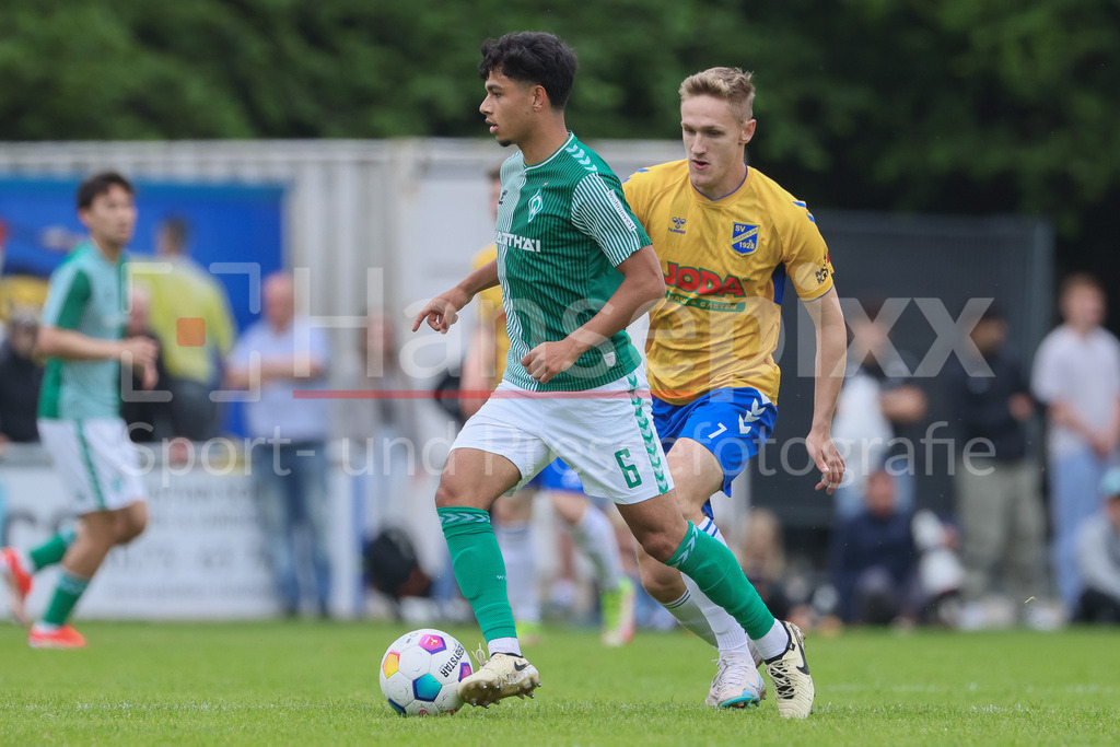 Fussball, Relegation Regionalliga Nord, SV Werder Bremen II - Holstein Kiel II | v.li.: Ricardo-Felipe Schwarz (SV Werder Bremen II, 6) und Til Martin Weidemann (SV Todesfelde, 7) im Zweikampf, Duell, Dynamik, Aktion, Action, Spielszene