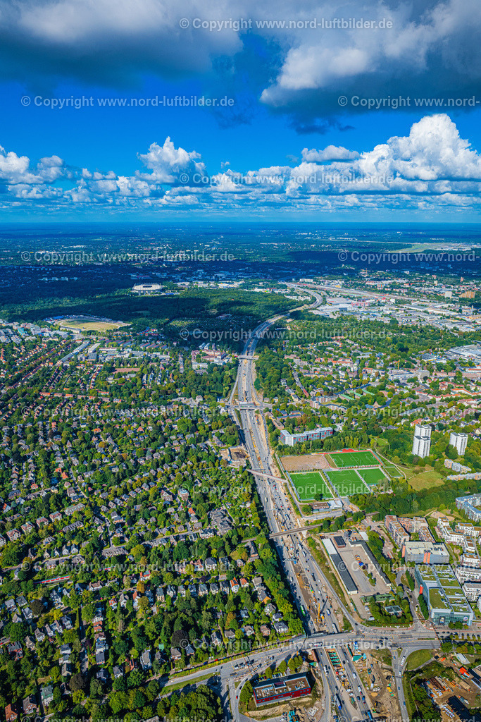 Hamburg_Bahrenfeld_A7_Baustelle_Deckelbau_ELS_3115200922 | HAMBURG 20.09.2022 Baustelle zum Neubau der Streckenführung im Verlauf des Autobahn- Tunnelbauwerk der BAB A7 " Hamburger Deckel " bzw. hier " Bahrenfelder Deckel " in Hamburg, Deutschland. Weiterführende Informationen bei: BUNG GmbH,  DEGES Deutsche Einheit Fernstraßenplanungs- und -bau GmbH,  Freie und Hansestadt Hamburg Behörde für Wirtschaft, Verkehr und Innovation,  Schüßler-Plan GmbH,  Tiedemann, Wenck & Brand Ingenieur- und Vermessungsbüro GmbH. // Construction site for the new route in the course of the motorway tunnel construction of the BAB A7 "Hamburger Deckel" or here "Bahrenfelder Deckel" in the district of Bahrenfeld in Hamburg, Germany. Further information at: BUNG GmbH,  DEGES Deutsche Einheit Fernstrassenplanungs- und -bau GmbH,  Freie und Hansestadt Hamburg Behoerde fuer Wirtschaft, Verkehr und Innovation,  Schuessler-Plan GmbH,  Tiedemann, Wenck & Brand Ingenieur- und Vermessungsbuero GmbH. Foto: Martin Elsen