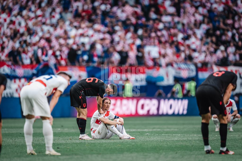 Fußball | Herren | UEFA-Fußball-Europameisterschaft 2024 | Gruppe B | Kroatien vs. Albanien | 19.06.2024 | v.l. Arber Hoxha (#26, Albanien) probiert Luka Modric (#10, Kroatien) aufzuheitern nach dem Spiel