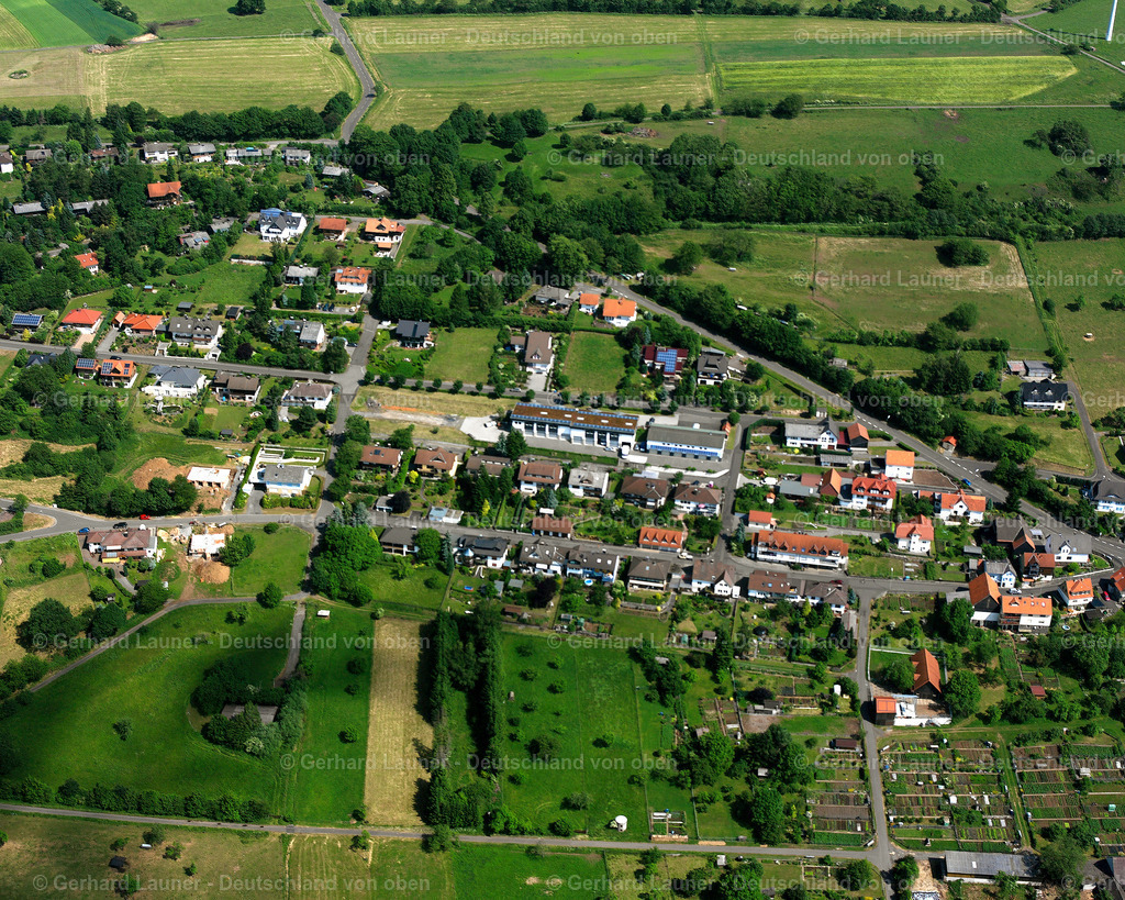 2614824 | BETZENROD 06.08.2006 Landwirtschaftliche Nutzflächen und Feldgrenzen  umsäumen das Siedlungsgebiet des Dorfes in Betzenrod im Bundesland Hessen, Deutschland // Agricultural land and field boundaries surround the settlement area of the village  in Betzenrod in the state Hesse, Germany Foto: Gerhard Launer