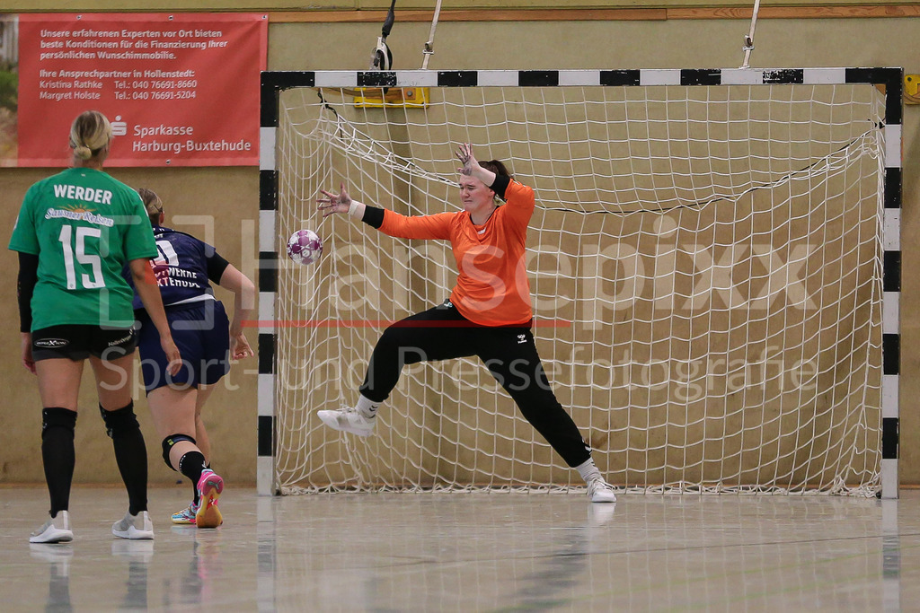 Handball, Testspiel Frauen, Buxtehuder SV - SV Werder Bremen | v.li.: Maxi Mühlner (Buxtehuder SV, 10) und Leonie Schumacher (Torhüterin, Torwart, SV Werder Bremen, 12) beim Siebenmeter, 7m, Spielszene, Aktion, Action