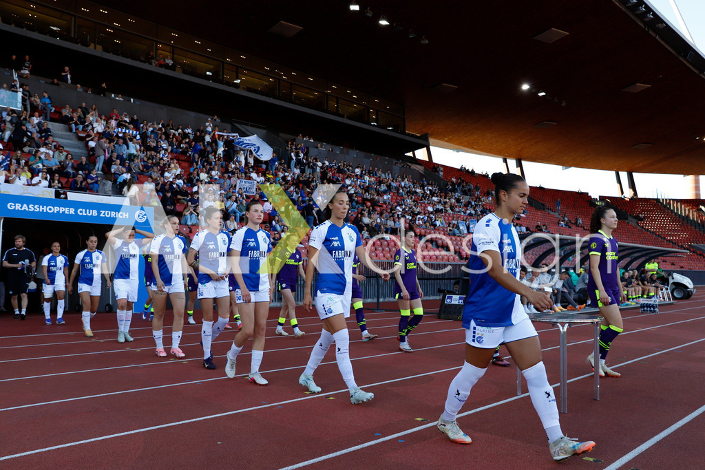 GC Zürich vs FC Zürich - AXA Women’s Super League Playoffs - Stadion Letzigrund | Walk in during the AXA Women’s Super League Playoffs quarter-final second leg between GC Zürich and FC Zürich at Stadion Letzigrund, Zurich, Switzerland. - Realisiert mit Pictrs.com