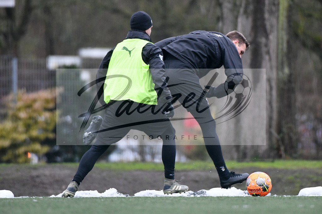 20200226_TRAOSN_0099 | Fussball, Herren: Kevin Wolze (VfL Osnabrueck) und Maurice Trapp (VfL Osnabrueck) im Zweikampf waehrend der Trainingseinheit des VfL Osnabrueck im Sportpark Illoshoehe am 26.02.2020 in Osnabrueck, Deutschland. - Realisiert mit Pictrs.com