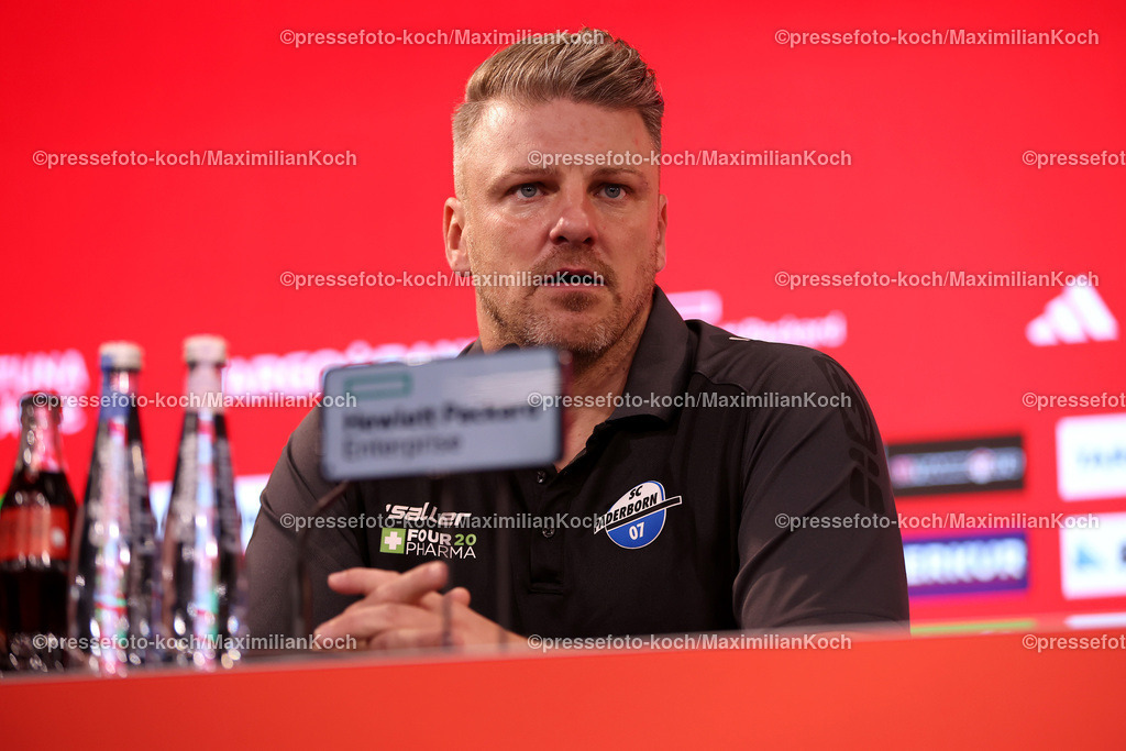Due09112401081 | 09.11.2024, Fußball, Fortuna Düsseldorf - SC Paderborn 07, 2. Bundesliga, Merkur Spiel-Arena, Saison 2024 2025: Pressekonferenz mit den Trainern nach dem Spiel. Trainer Lukas Kwasniok (Cheftrainer Paderborn)DFB regulations prohibit any use of photographs as image sequences and or quasi-video.