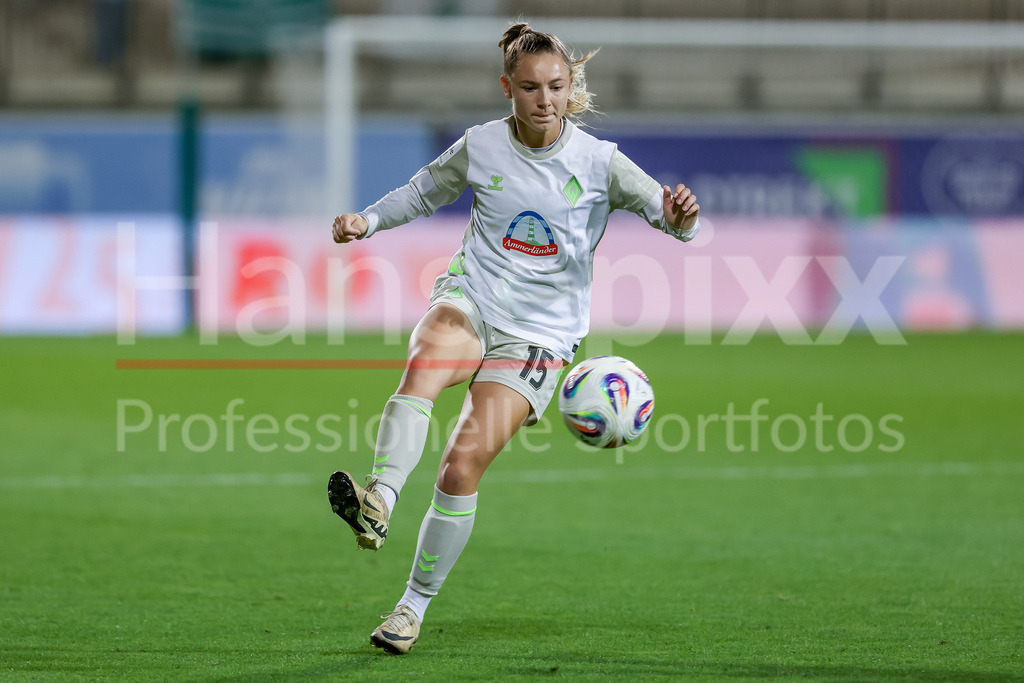 Fussball, Google Pixel Frauen-Bundesliga, VfL Wolfsburg - SV Werder Bremen | Michelle Weiß (SV Werder Bremen, 15) am Ball, Freisteller, Einzelbild, Ganzkörper, Aktion, Action, Spielszene, DIE DFB-RICHTLINIEN UNTERSAGEN JEGLICHE NUTZUNG VON FOTOS ALS SEQUENZBILDER UND/ODER VIDEOÄHNLICHE FOTOSTRECKEN. DFB REGULATIONS PROHIBIT ANY USE OF PHOTOGRAPHS AS IMAGE SEQUENCES AND/OR QUASI-VIDEO.