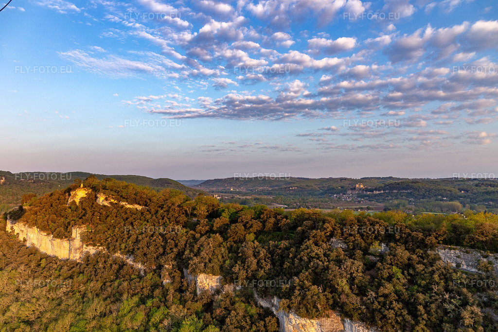 Vue aérienne: Jardins des Marqueyssac à Vézac dans le département Dordogne, France. Photo: IMG_113677.jpg prise le 20/04/2019 par Werner Riehm/FLY-FOTO.eu – Résolution de l'original: 5472 x 3648 px