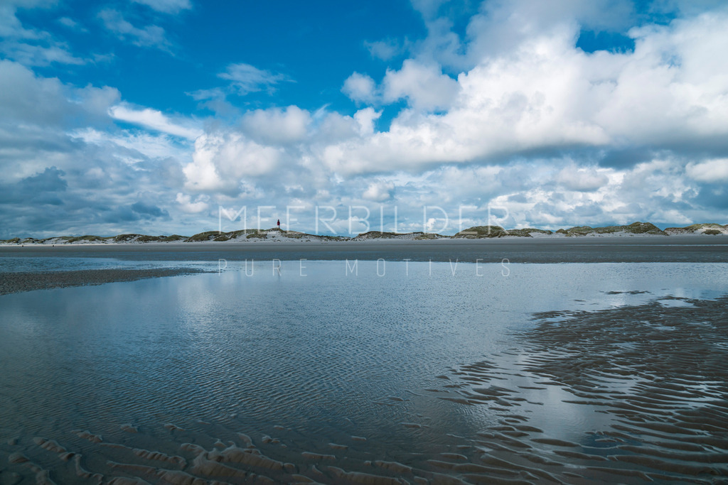 Nordseeinsel Amrum // Wattenmeer mit Blick auf Leuchtturm | Gestalten Sie Ihr Zuhause mit einzigartigen Bildern von Ostsee u. Nordsee – als Leinwandbild, Acryl, Alu-Dibond oder FineArt Hahnemühle, individuell anpassbar.