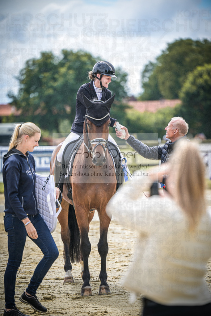 DOS_9900 | Entdecke hochwertige Reitturnierfotos von Foto Oger. Professionell, emotional und authentisch – jetzt Lieblingsmomente im Shop bestellen.Deutschlandweite Turnierfotografie. - Realisiert mit Pictrs.com
