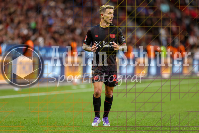 Bayer 04 Leverkusen vs Eintracht Frankfurt - Bundesliga  | Leverkusen, Deutschland, 12.09.25:   Alejandro Grimaldo (Bayer 04 Leverkusen) schaut waehrend des Spiels der Bundesliga zwischen  Bayer 04 Leverkusen vs Eintracht Frankfurt in der BayArena(Foto von Brauer-Fotoagentur / Adrian Schlueter)