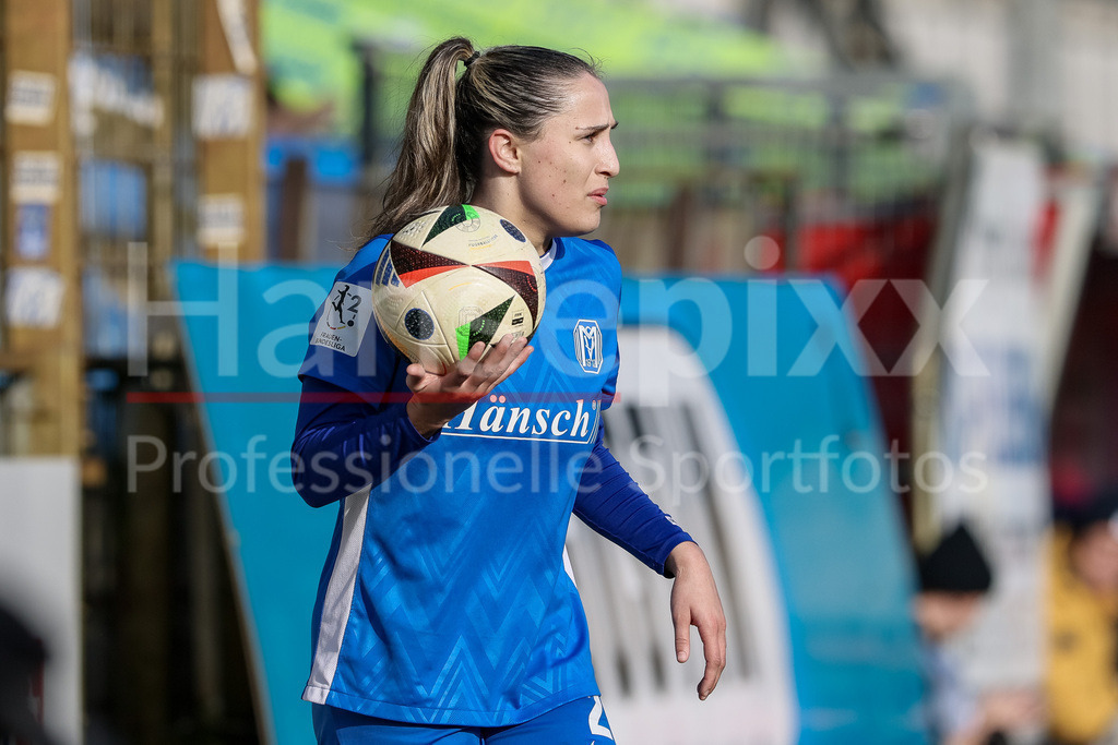 Fussball, 2. Frauen-Bundesliga, SV Meppen - SV 67 Weinberg | v.li.: Jeske Steenwijk (SV Meppen, 2) beim Einwurf, Aktion, Action, Spielszene, Portrait, Nahaufnahme, Einzelfoto, Einzelbild, DIE DFB-RICHTLINIEN UNTERSAGEN JEGLICHE NUTZUNG VON FOTOS ALS SEQUENZBILDER UND/ODER VIDEOÄHNLICHE FOTOSTRECKEN. DFB REGULATIONS PROHIBIT ANY USE OF PHOTOGRAPHS AS IMAGE SEQUENCES AND/OR QUASI-VIDEO.