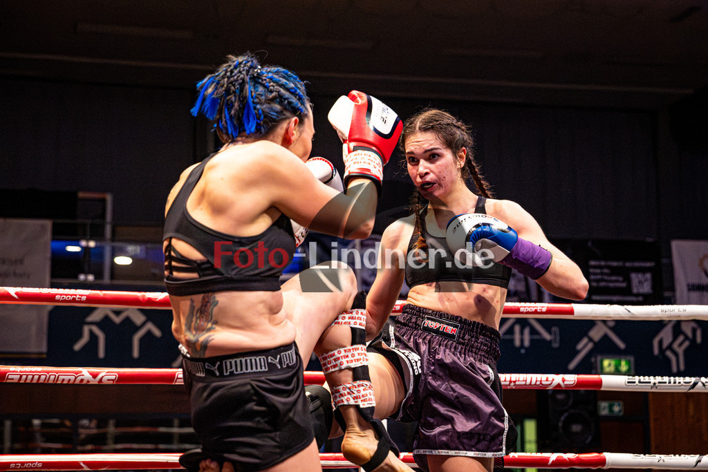 Alexandra Pasztor (Kickboxen Tutzing - blau) gegen Natascha Stark (MFA Penz - rot) | MFA Fight Night Lowkick bis 65kg Kampf 12, Alexandra Pasztor (Kickboxen Tutzing - blau) gegen Natascha Stark (MFA Penz - rot), 20251108,,2025-11-08 in Penzberg (Wellenberghalle Penzberg), Copyright: WolfgangxLindner www.foto-lindner.de