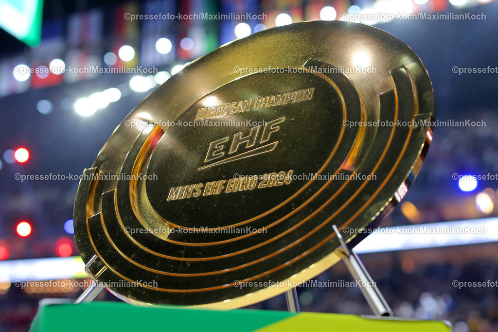 EHFEURO28012402117 | 28.01.2024, EHF EURO 2024, Männer Europameisterschaft Handball, Lanxess Arena in Köln, Finale, Symbolbild Europameister Sieger Schale Siegerschale Trophäe Meistertitel Golden Gold Ehrenpreis Pokal 