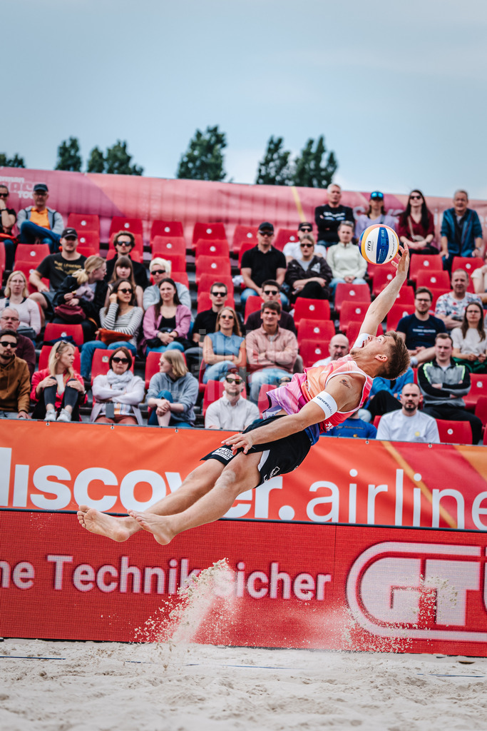 Beachvolleyball | Männer | German Beach Tour 2024 | Tourstop Bremen | 08.06.2024 | Luis Kubo schlägt den Ball aus ungünstiger Position in der Luft