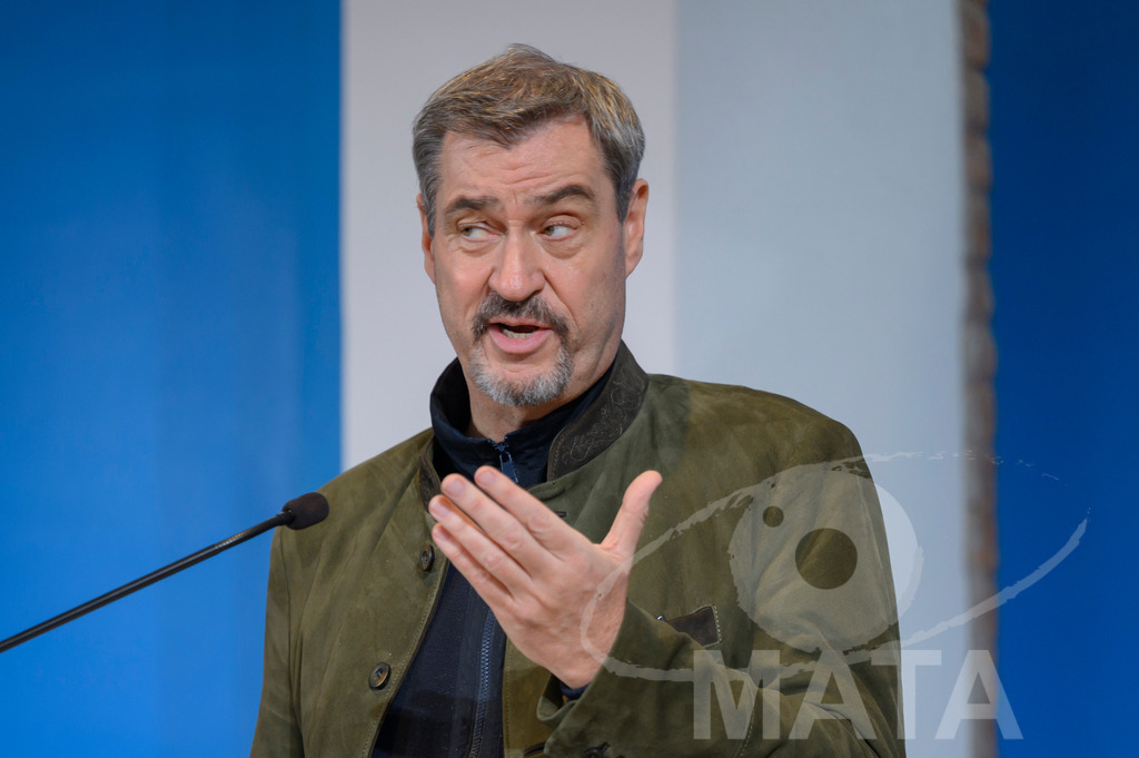 _DW04858 | Bayerns Ministerpräsident Markus Söder (CSU) bei einer Pressekonferenz im Lokschuppen. Rosenheim, 02.12.2025 Bayern Deutschland - Realisiert mit Pictrs.com