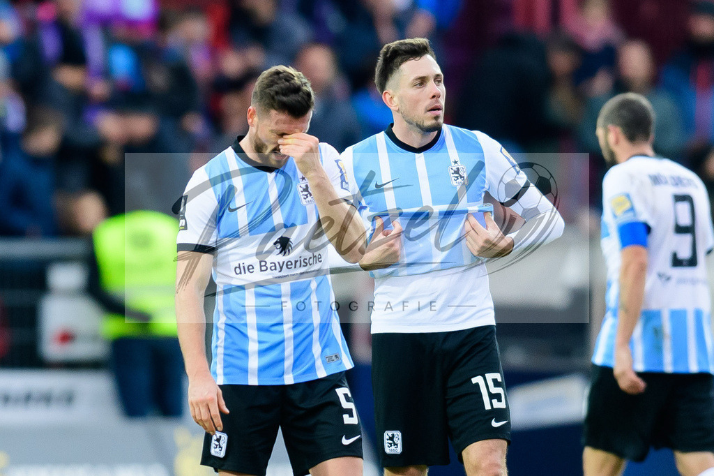 OSNTSV20211106_133 | Fussball, Herren: Quirin Moll (TSV 1860 Muenchen) und Marcel Baer (TSV 1860 Muenchen) enttaeuscht bei dem Spiel der 3. Liga zwischen VfL Osnabrueck und TSV 1860 Muenchen im Stadion an der Bremer Bruecke am 06.11.2021 in Osnanbrueck, Deutschland.DFB / DFL REGULATIONS PROHIBIT ANY USE OF PHOTOGRAPHS AS IMAGE SEQUENCES AND/OR QUASI-VIDEO. - Realisiert mit Pictrs.com