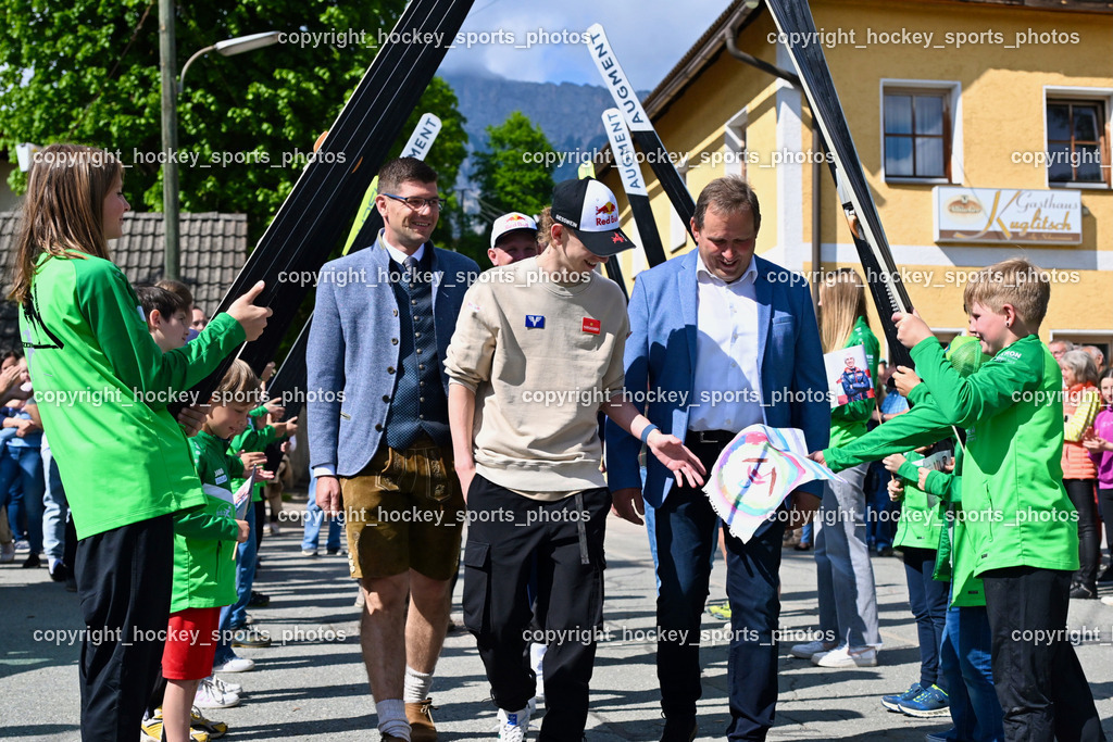 Empfang Daniel Tschofenig | Kärntner Landeshauptmann Stellvertreter Martin Gruber, Daniel Tschofenig, ürgermeister Hohenthurn Michael Schnabl, Kinder Empfangen Daniel Tschofenig, Empfang Daniel Tschofenig, Empfang Daniel Tschofenig am 10.05.2025 in Hohenthurn (Mehrzweckhaus Hohenthuurn), Austria, (Photo by Bernd Stefan)